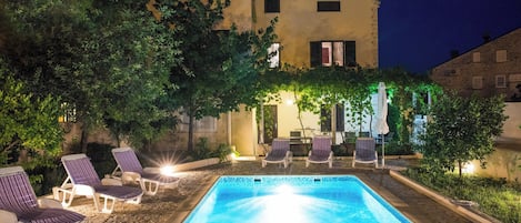 Seasonal outdoor pool, pool umbrellas, sun loungers