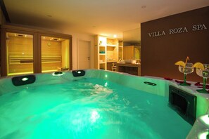 Sauna, hot tub