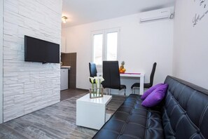 อพาร์ทเมนท์ (One-Bedroom Apartment with Balcony) | ห้องนั่งเล่น | ทีวีจอ พลาสมา