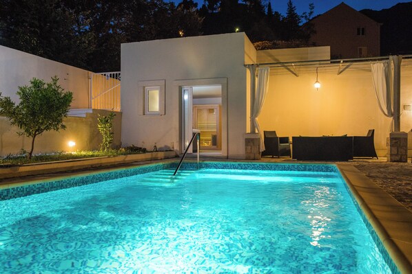 Piscina externa sazonal, guarda-sóis, espreguiçadeiras