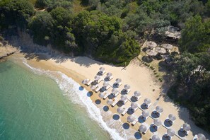 在海滩、小屋(收费)、沙滩椅、海滩遮阳伞