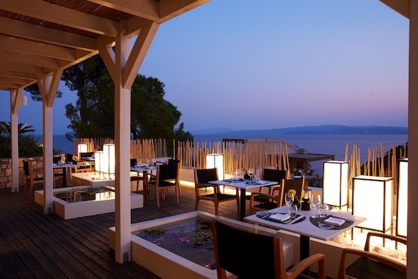 5 nhà hàng, phục vụ bữa trưa, bữa tối, bữa sáng muộn cuối tuần, sushi