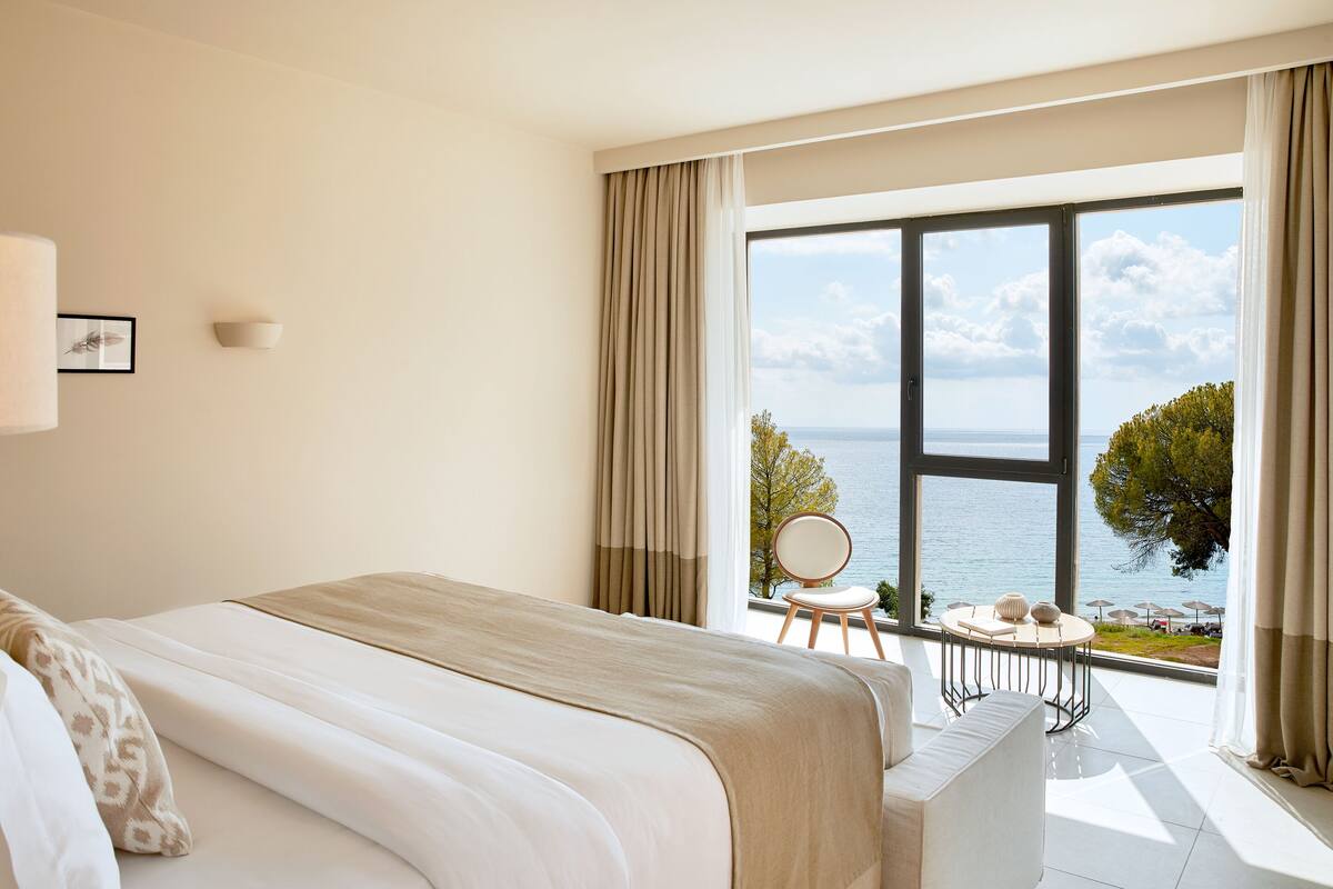 Egyptian cotton sheets, premium bedding, down comforters, pillowtop beds