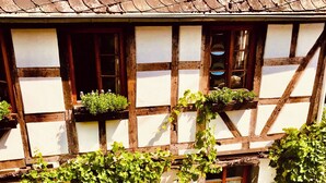 A traditional half-timbered building with wooden beams, white plaster walls, and multiple windows. - Hotel Weingut Dehren (Ellenz-Poltersdorf)