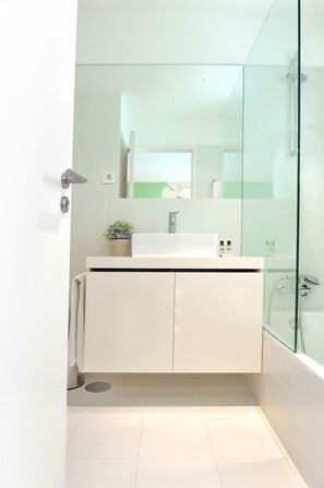 Superior Twin Room | Bathroom | Shower, free toiletries, hair dryer, bathrobes