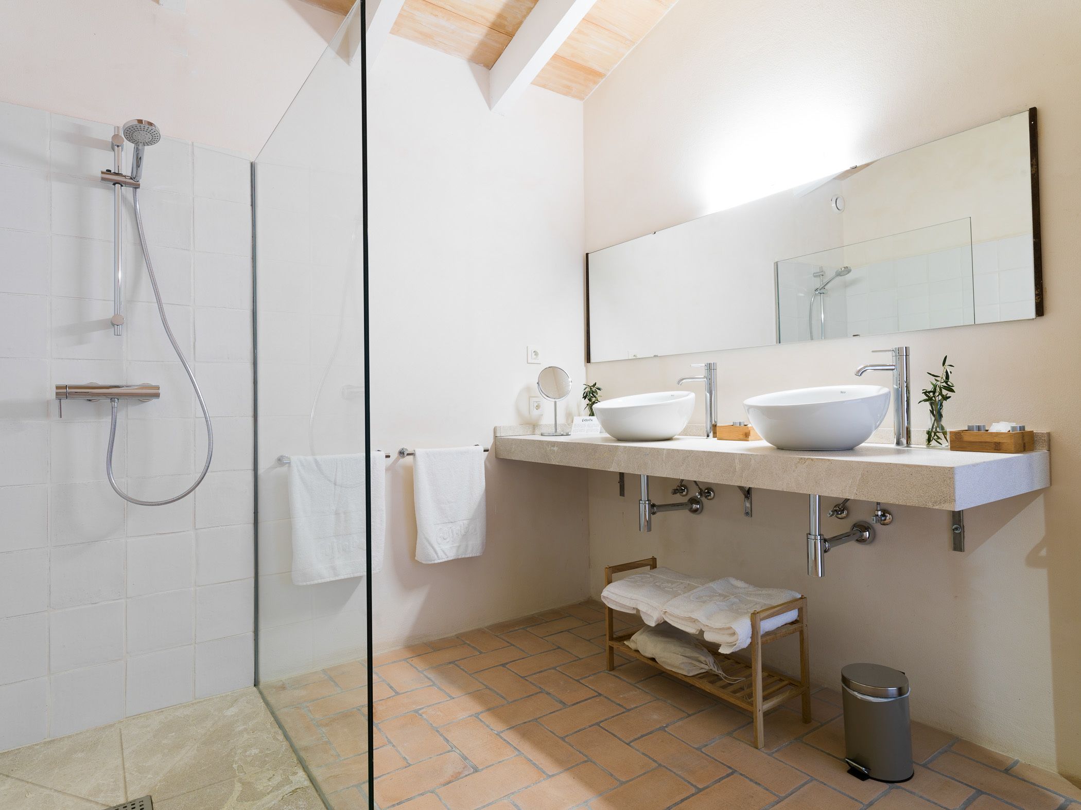 Habitación doble superior | Baño | Ducha, artículos de higiene personal gratuitos y secador de pelo