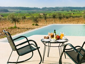 Una piscina al aire libre, una piscina infinita