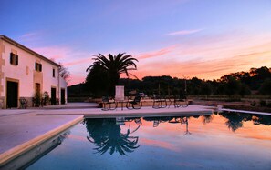 Outdoor pool, an infinity pool, pool loungers