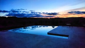 Outdoor pool, an infinity pool, pool loungers - Agroturisme Gossalba (Sant Joan)
