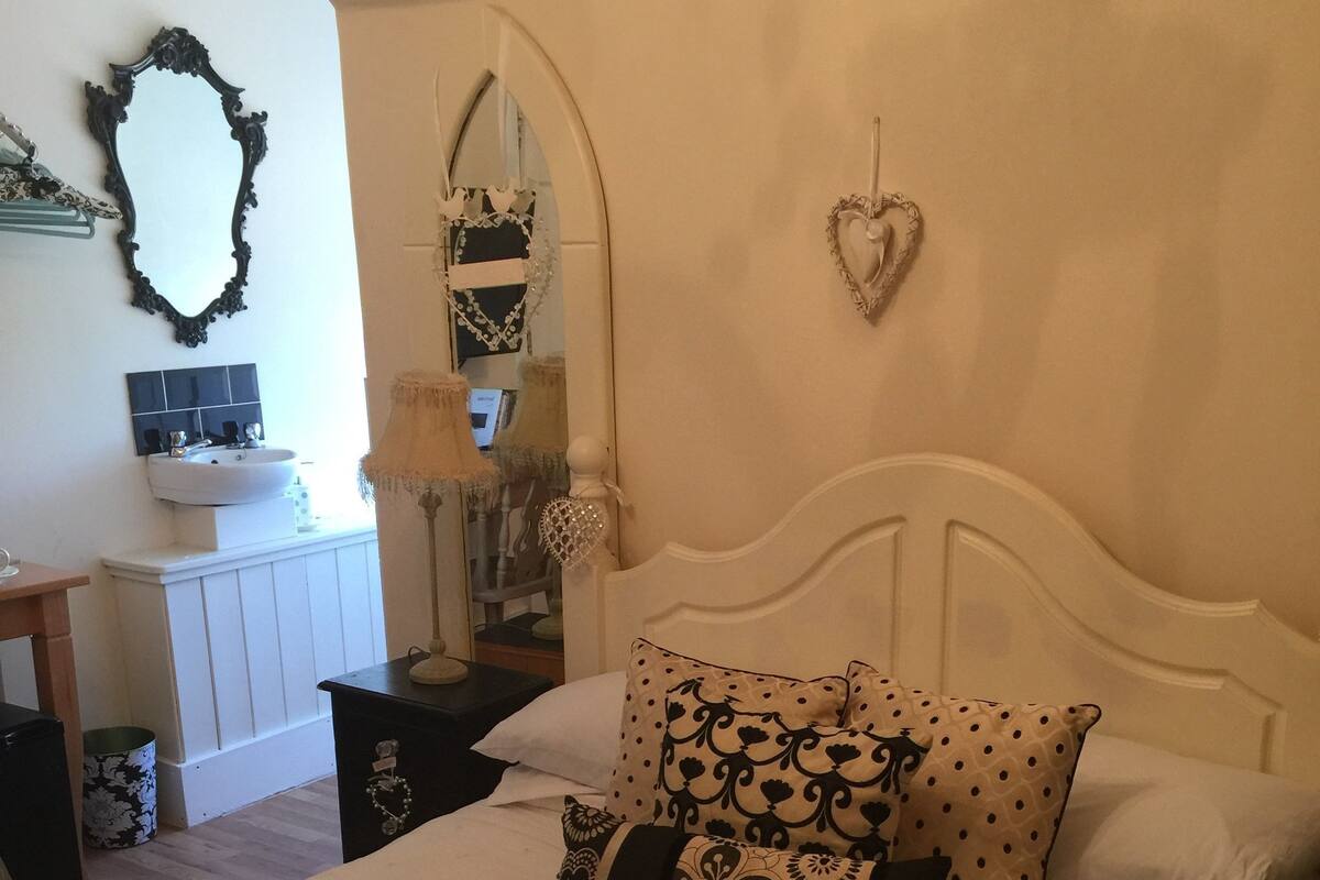 Double Room Single Use | WiFi (free), bed sheets