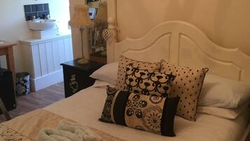 Double Room Single Use | Free WiFi, bed sheets