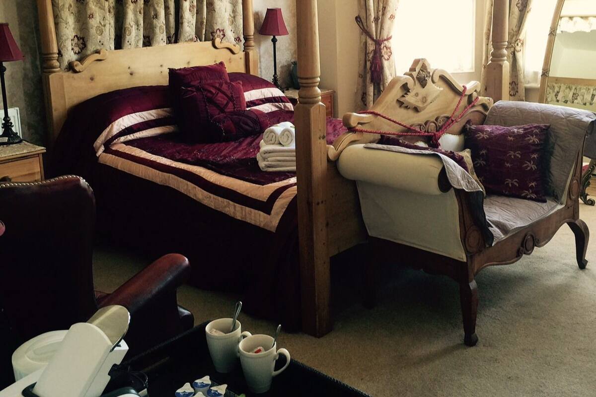 Deluxe Double Room Single Use, 1 King Bed | WiFi (free), bed sheets