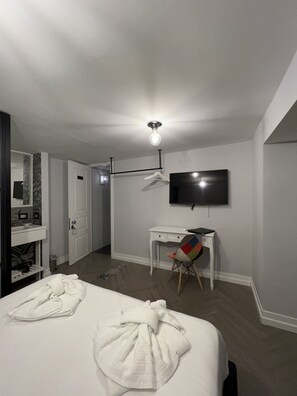 Chambre Double Économique | Literie de qualité supérieure, couette en duvet d'oie, minibar