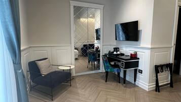 Superior Suite | Premium bedding, down comforters, minibar, in-room safe