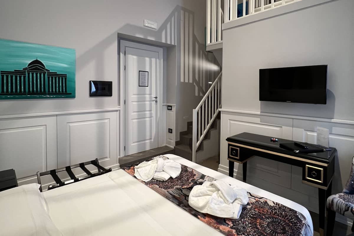 Classic Room | 1 bedroom, premium bedding, down comforters, minibar