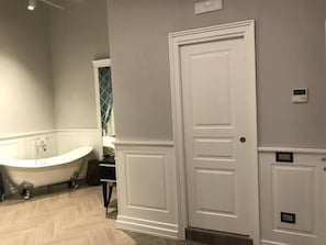 Deep-soaking bathtub