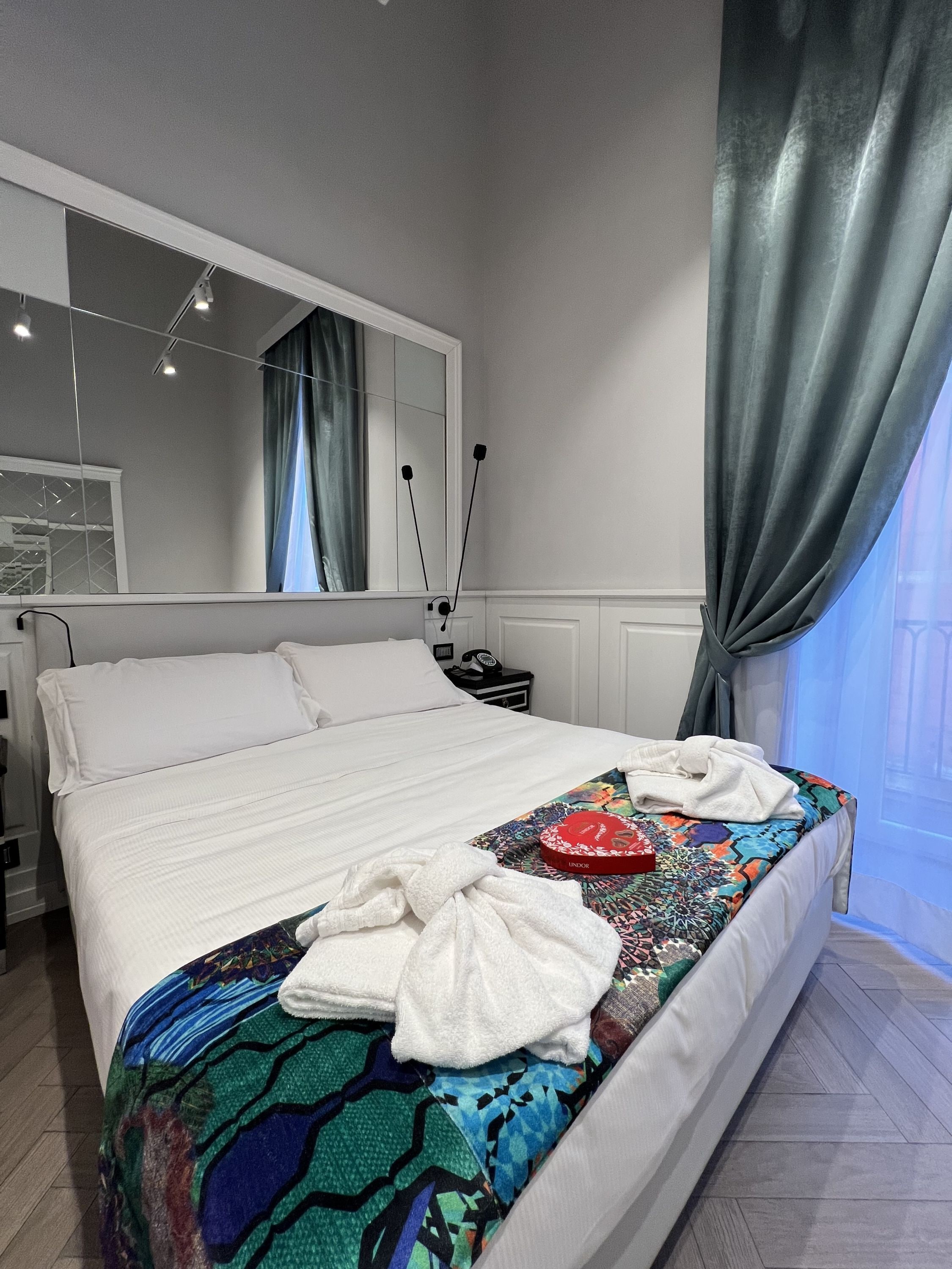 Suite Superior | Seprai premium, selimut bulu angsa, minibar, dan brankas