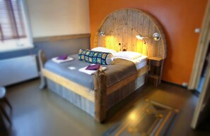 Quarto casal standard, banheiro compartilhado | Individualmente decorados, individualmente mobiliados, escrivaninha