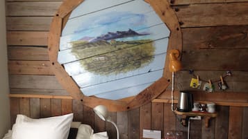 Standard-Zweibettzimmer, Gemeinschaftsbad, Poolblick | Individuell dekoriert, individuell eingerichtet, Schreibtisch