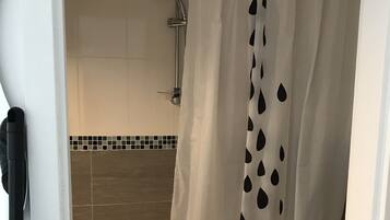 Standard Studio Suite, 2 Twin Beds, Kitchen | Bathroom | Bathtub, hair dryer, towels, shampoo