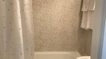 Standard Studio Suite, 2 Single Beds, Kitchen | Bathroom | Bathtub, hair dryer, towels, shampoo