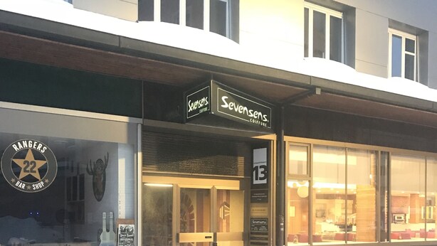 Ein Gebäude mit einer Schaufensterschrift 