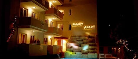 室外游泳池,池畔遮阳伞,日光浴躺椅