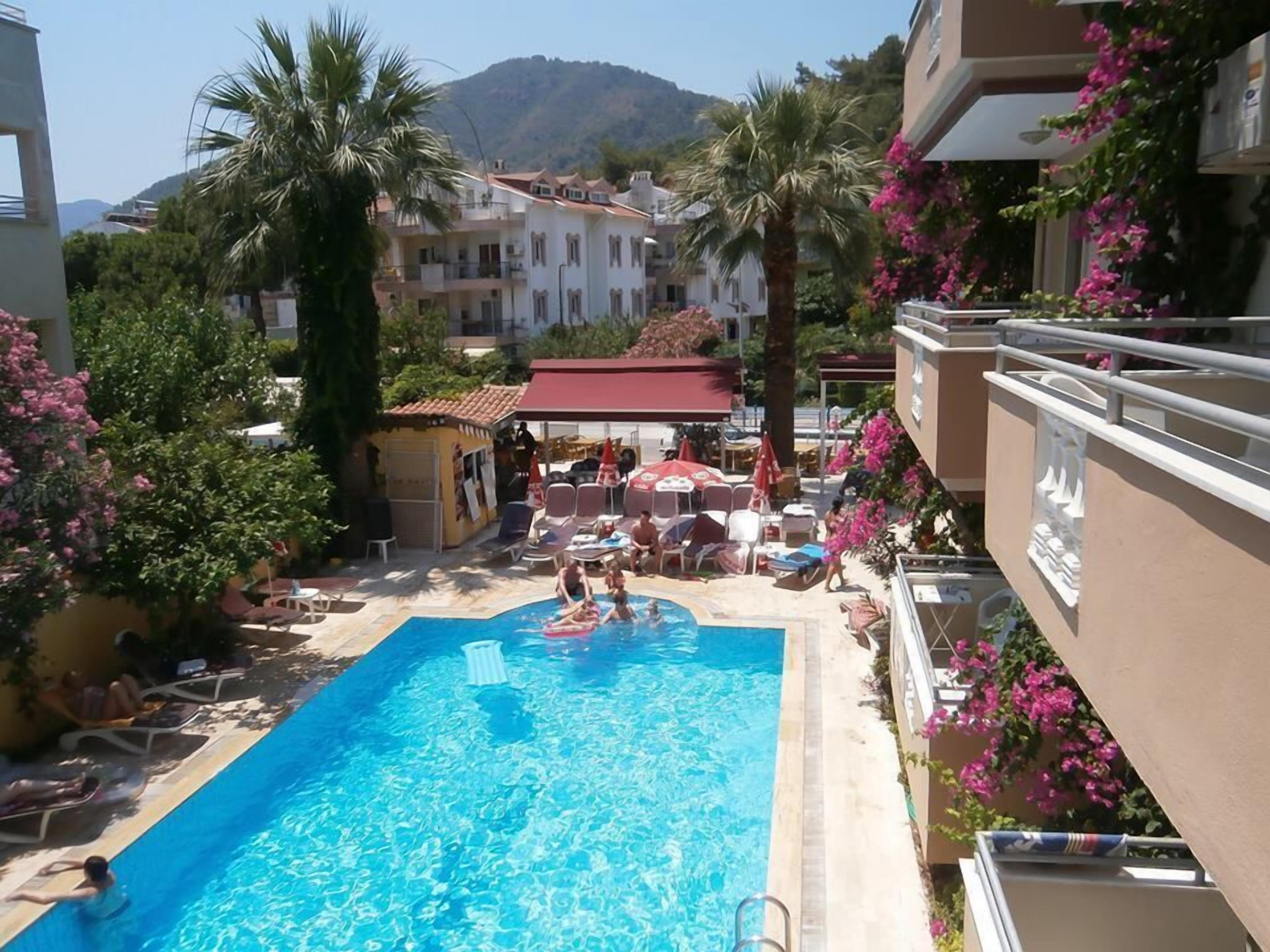 Utendørsbasseng, bassengparasoller og solsenger