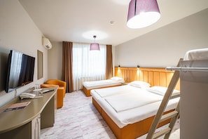 Habitación triple City | Escritorio, wifi gratis, ropa de cama