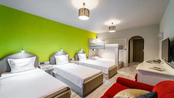 Habitación triple urbana | Escritorio, wifi gratis y ropa de cama