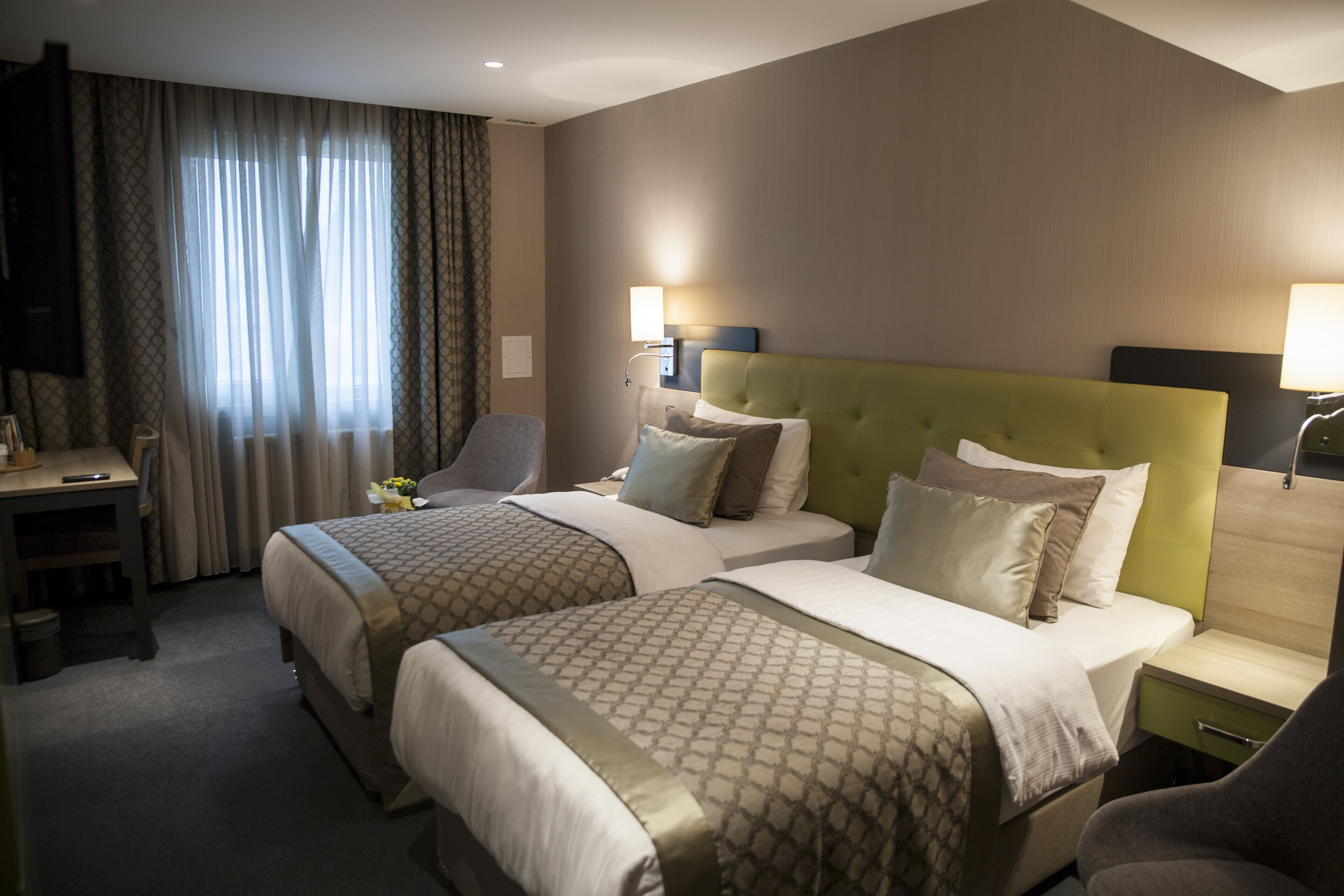 Habitación estándar con 2 camas individuales | Caja fuerte, escritorio, sistema de insonorización y wifi gratis