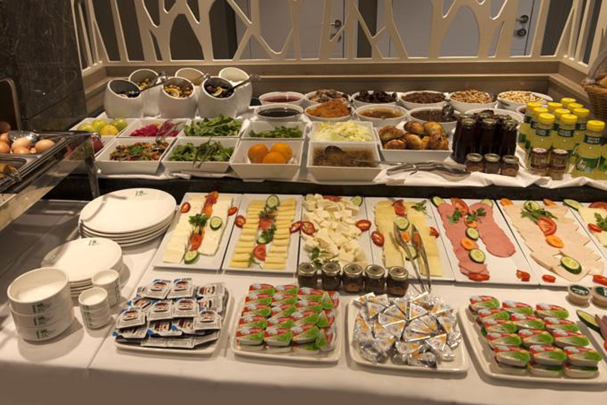 Een buffet met diverse gerechten en sauzen.