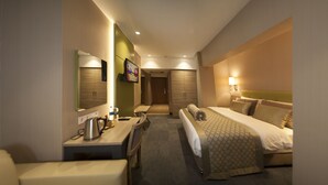 A hotel room with a bed, bedside table, lamp, and a mirror. - Yeni Bahar Otel (Ankara)
