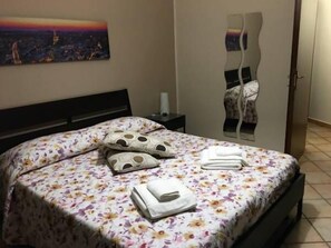 Habitación estándar | Minibar, caja fuerte, escritorio y sistema de insonorización