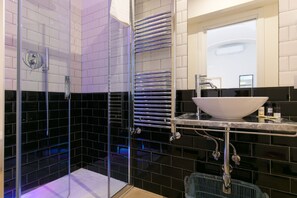 Ducha, artículos de higiene personal gratuitos, secador de pelo y bidé