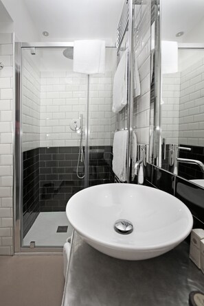 Ducha, artículos de tocador gratuitos, secador de pelo, bidet