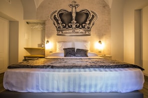 Down comforters, in-room safe, individually decorated - Trevi Contemporary Suite (Rome)