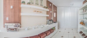 بوفيه فطور مجانًا يوميًا