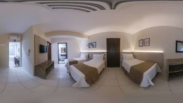 Quarto família | Frigobar, escrivaninha, cortinas blackout, ferros/tábuas de passar roupa