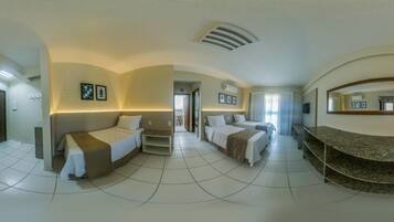 Minibar, escritorio, cortinas blackout y tabla de planchar con plancha