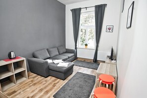 Deluxe-Studiosuite | Wohnbereich | 30-Zoll-Flachbildfernseher mit Kabelempfang, Fernseher