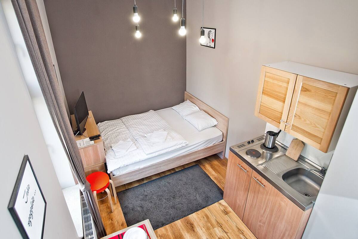 Estudio económico, 1 cama Queen size | Ropa de cama hipoalergénica y tabla de planchar con plancha 