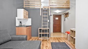 Grand Studio Suite | Hypo-allergenic bedding, iron/ironing board, free WiFi, bed sheets