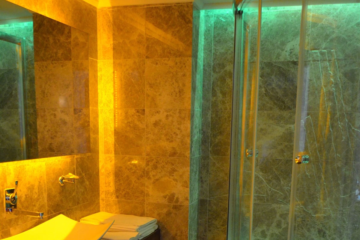 Junior-Suite | Badezimmer | Badewanne und Dusche (separat), Komfortbadewanne
