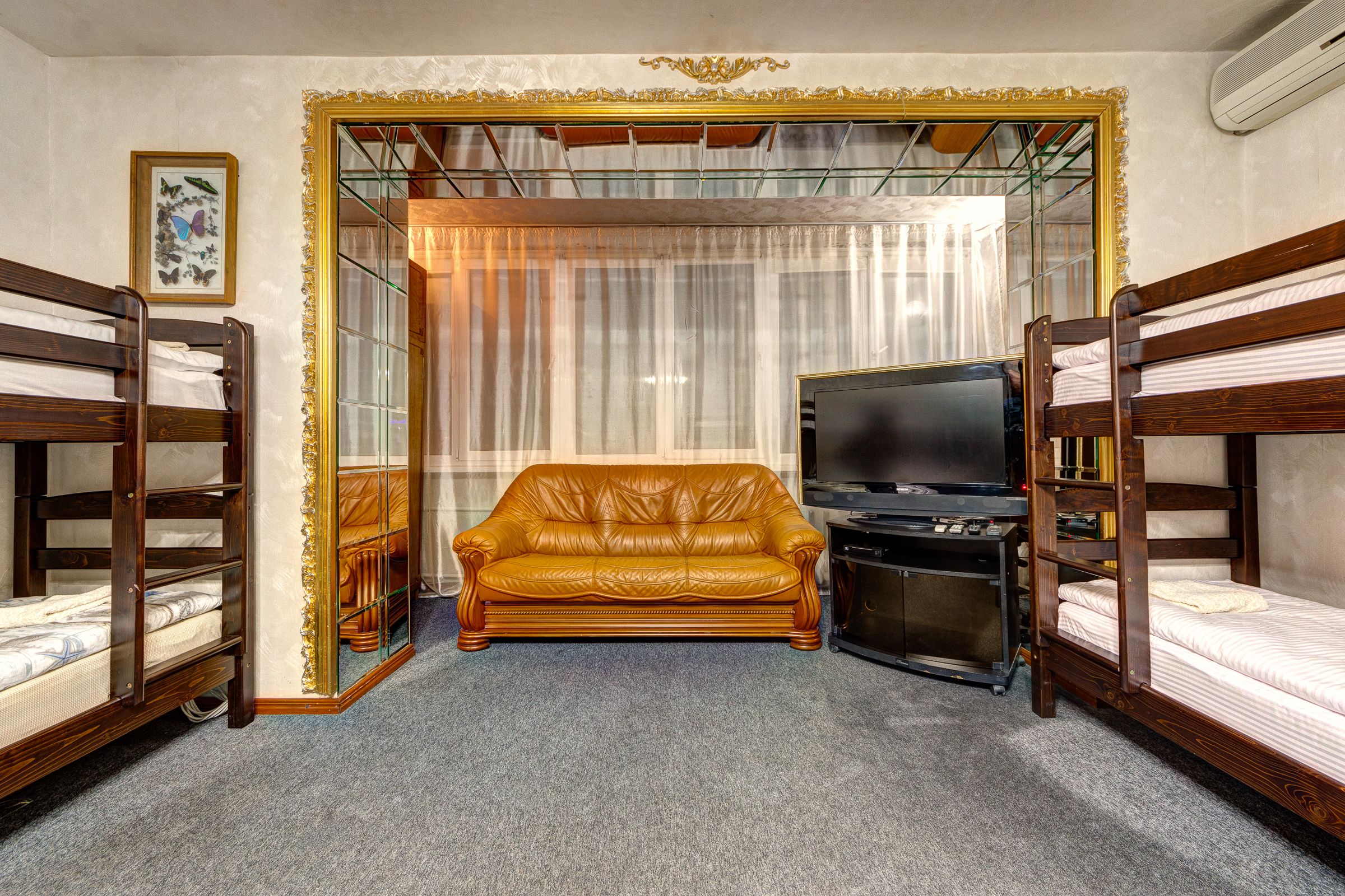 Dormitorio condiviso, dormitorio misto, vista città | Una scrivania, insonorizzazione, ferro/asse da stiro, Wi-Fi gratuito