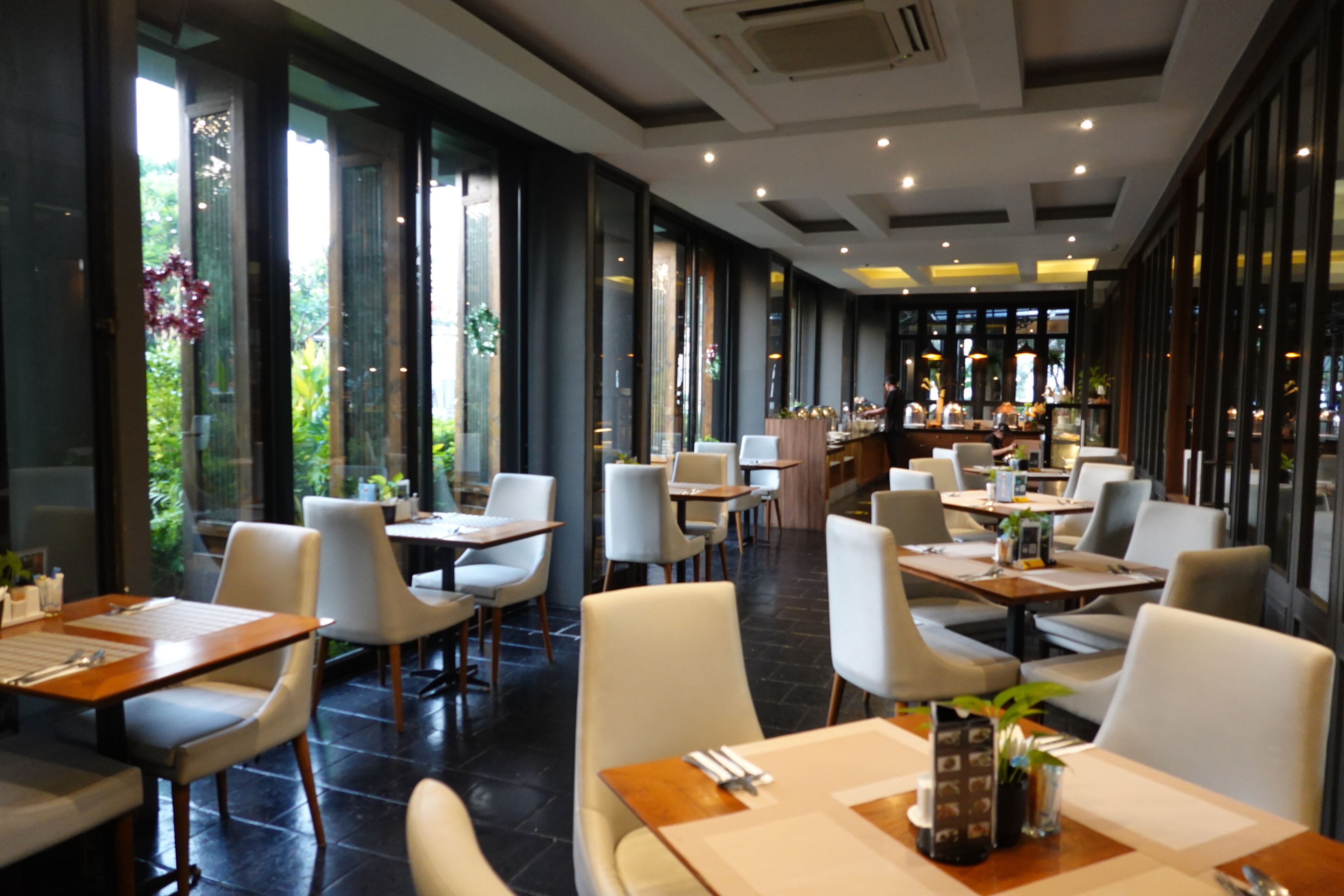 Frokostbuffé hver dag (THB 380 per person)