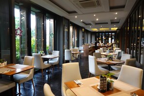 Petit déjeuner buffet (380 THB par personne)