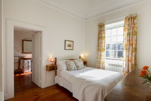 Dobbeltrom – comfort, eget bad, hageutsikt | Safe på rommet, individuelt dekorert og individuelt innredet