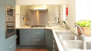 Lemari es di ruangan bersama dan microwave di ruangan umum