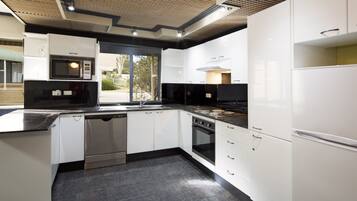 Chalet, 3 Bedrooms | Private kitchen | Fridge, microwave, stovetop, dishwasher